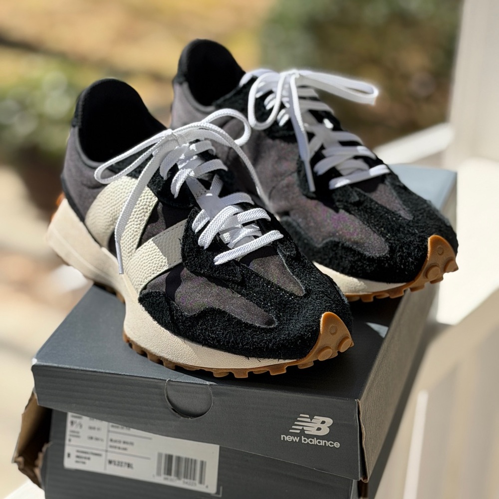 NEW BALANCE CLASSIC SNEAKERS . Style 327. BRAND NEW